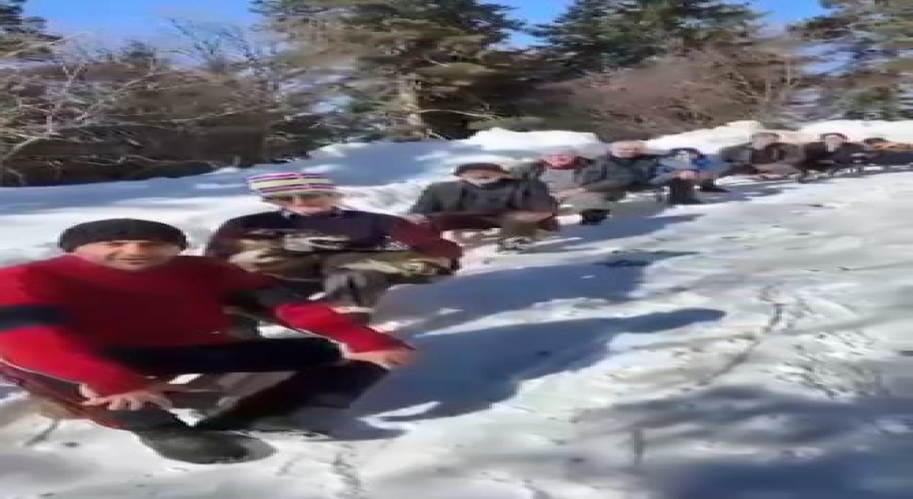 Bu köyde 7den 70e herkes kızak yarışı yapıyor