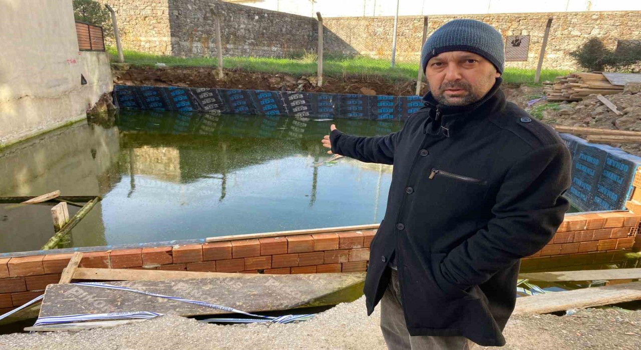 Bucada su biriken inşaat temeli tehlike saçıyor