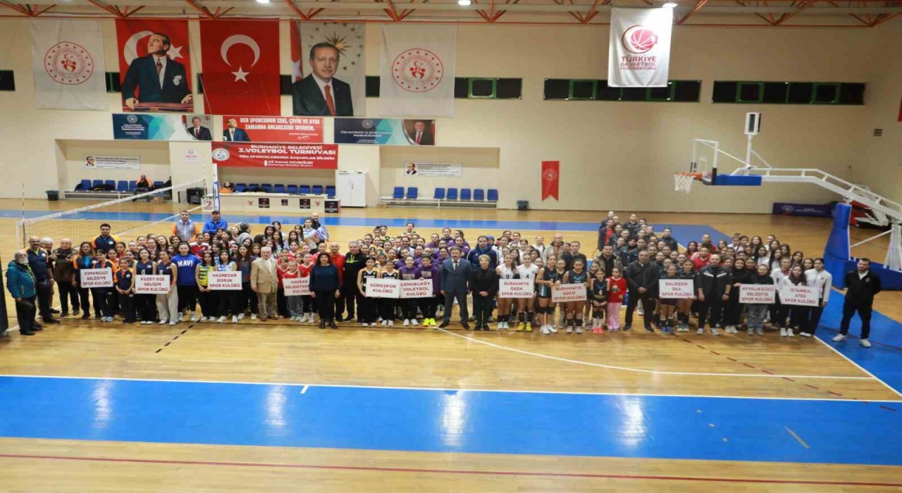 Burhaniyede voleybol şöleni başladı