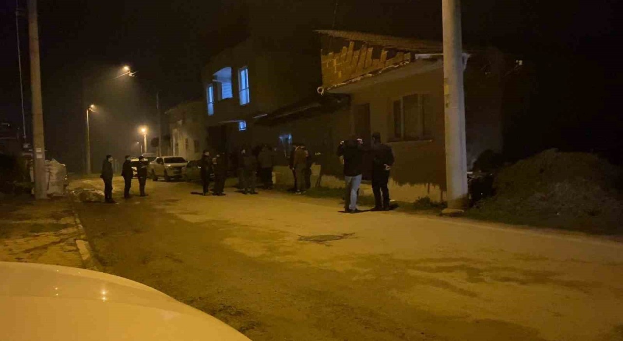 Bursada bir evi kundakladığı iddia edilen şahıs bıçakla ekiplere direndi