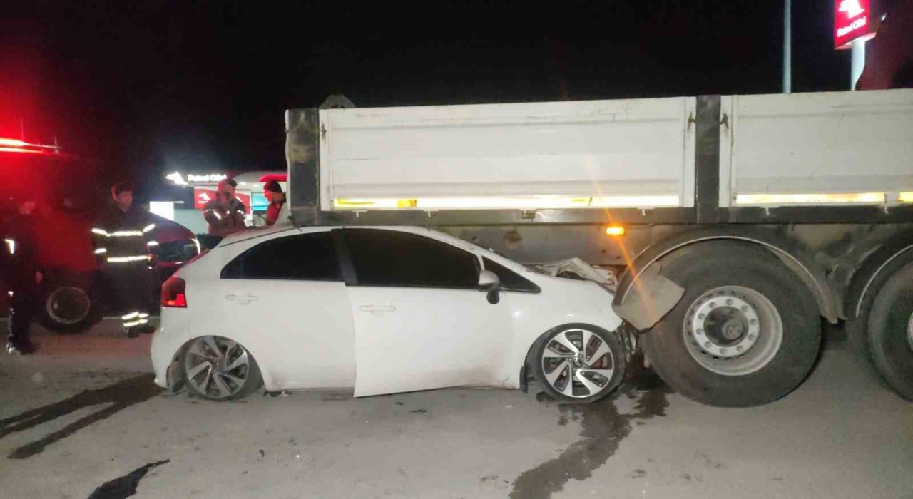 Bursada otomobil tırın altına girdi: 2 yaralı