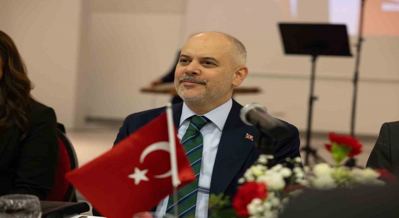 Büyükelçi Akif Çağatay Kılıç, Düsseldorf Başkonsolosluğunda STK temsilcileri ve basınla bir araya geldi