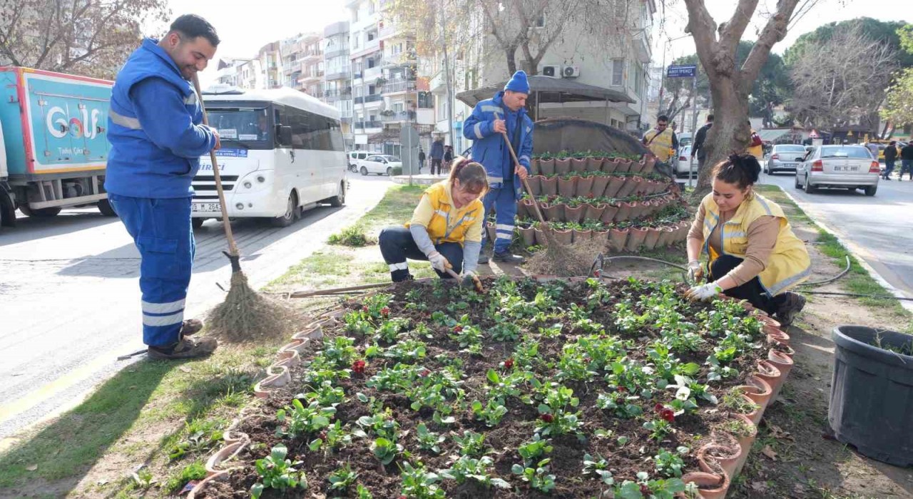 Büyükşehirin çiçekleri Sökeyi renklendirdi
