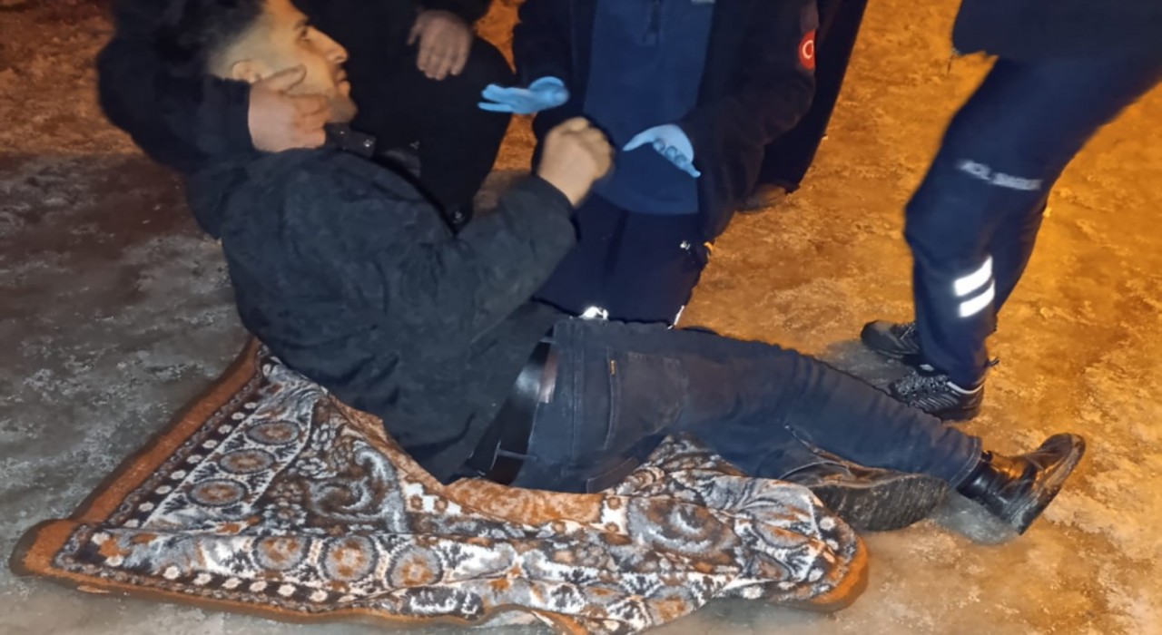 Buz tutan yoldan düşen genç ayağını kırdı