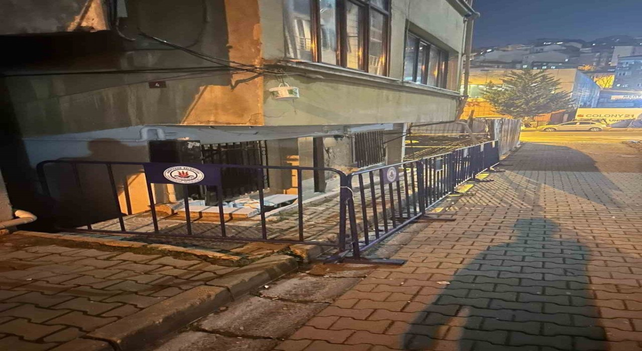 Çağlayandaki hasarlı bina belediyenin hızlı müdahalesi ile kontrol altına alındı