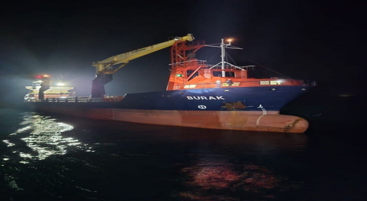 Çanakkale Boğazından geçen kuru yük gemisi makine arızası yaptı