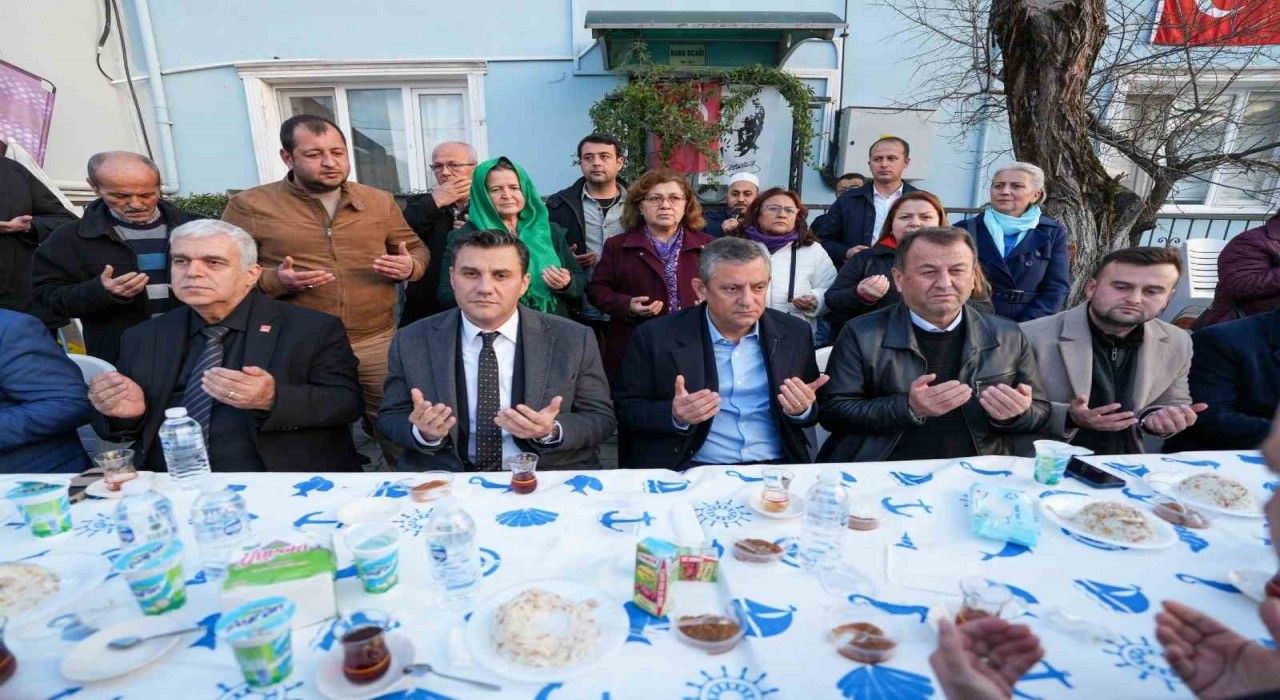 CHP Lideri Özel, memleketinde taziye ziyaretinde bulundu