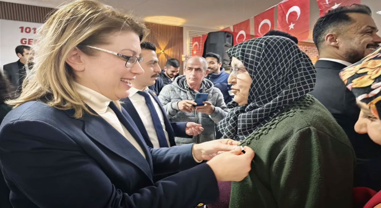 CHP’li Kaya Düziçi’nde Yeni Üyelere Rozet Taktı