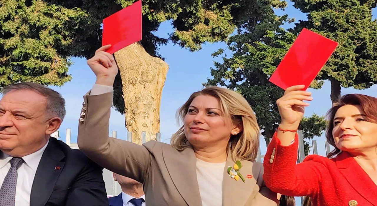 CHP’li Kaya, Kırmızı Kart Gösterdi