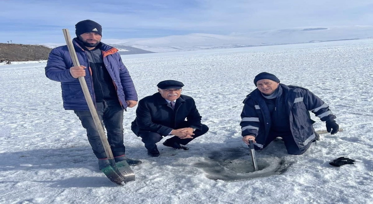 Çıldır Gölünde festival öncesi buz kalınlığı ölçüldü