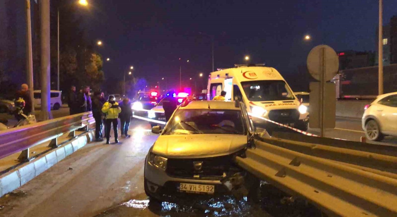 Çorluda otomobilin bariyerlere saplandığı anlar kamerada