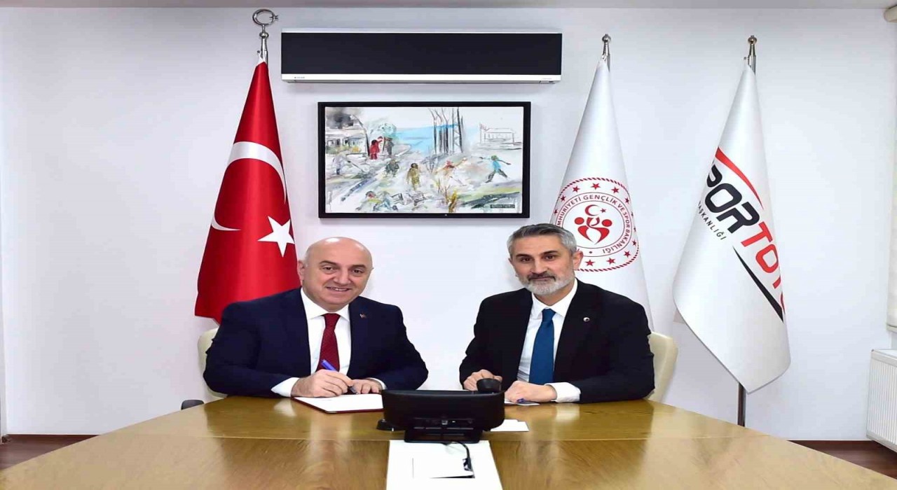 Darıcada iki spor tesisinin zemini yenileniyor