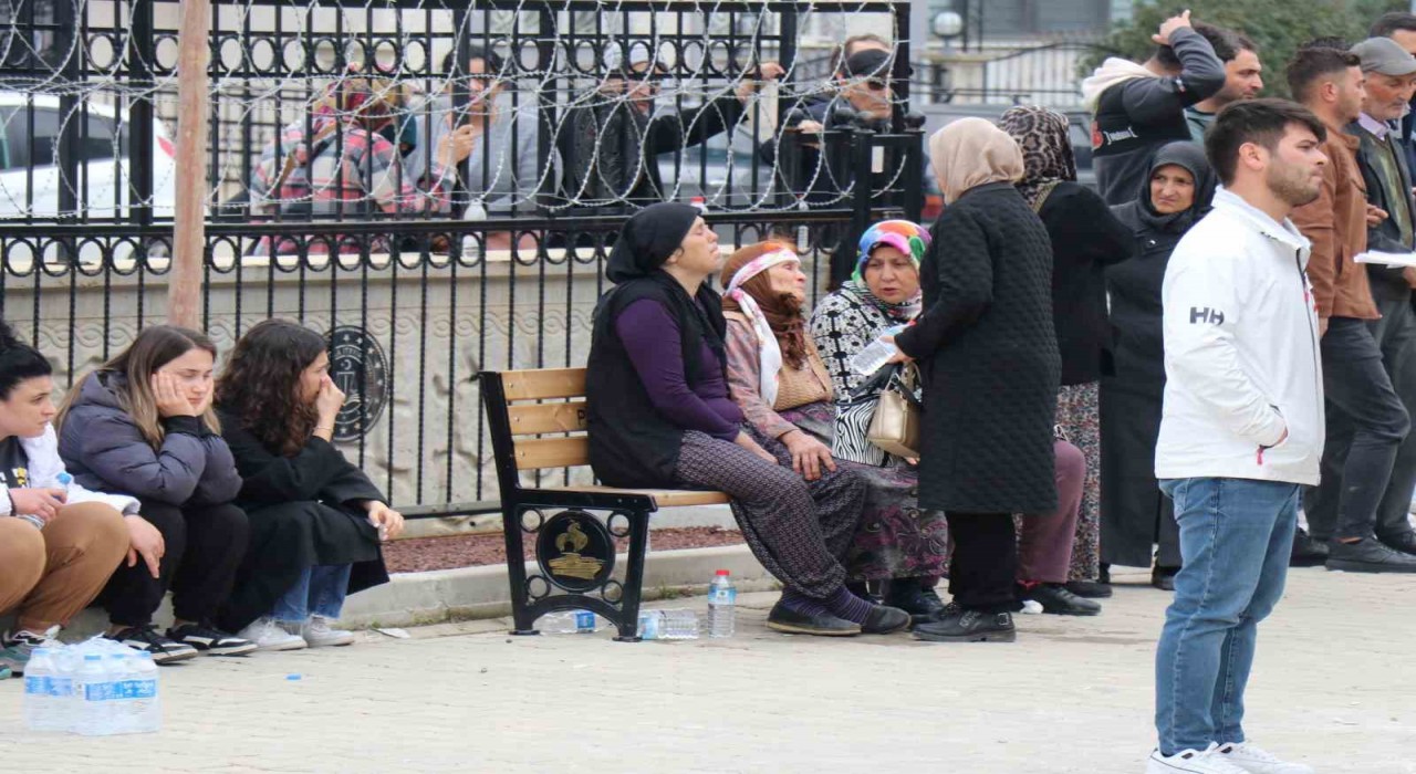 Denizlide işçi servisi kazasında hayatını kaybedenlerin acılı aileleri adli tıp önünde cenazeleri almayı bekliyor