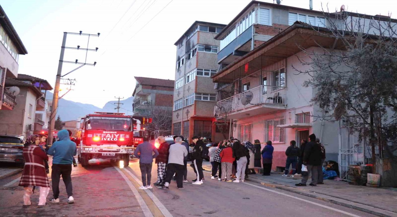 Denizlide sobadan çıkan yangında çocuğunu 4. kattan bırakarak kurtaran anne hayatını kaybetti