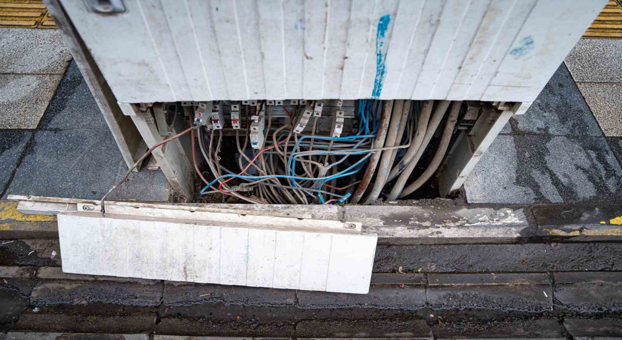 Dicle Elektrikin kapakları açık elektrik panoları tehlike saçıyor