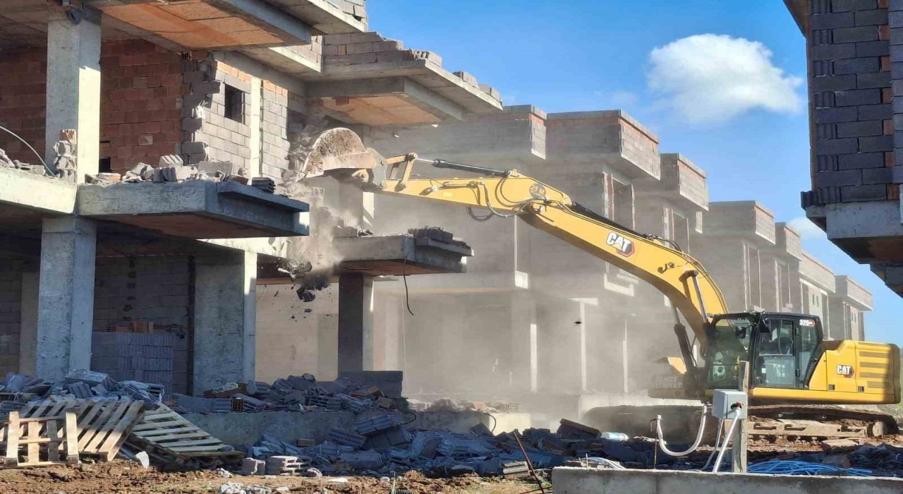 Didimdeki sitede yıkım işlemi başladı