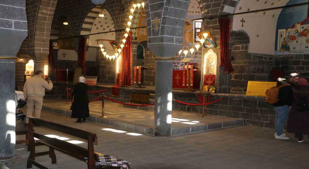 Diyarbakırda bulunan kiliselere yerli yabancı turist akını