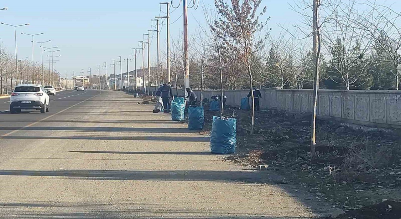 Diyarbakırda kent girişlerinde temizlik çalışması