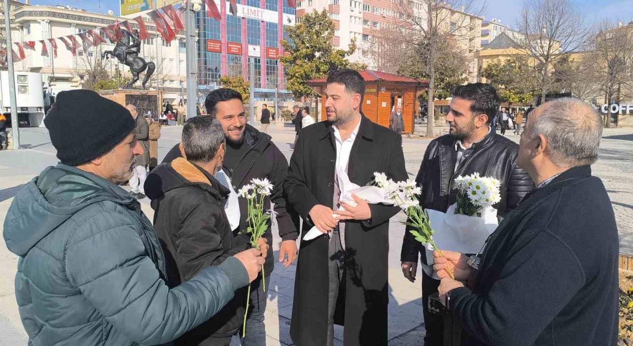 Dünya Tersine Gününde erkekleri çiçekle mutlu ettiler
