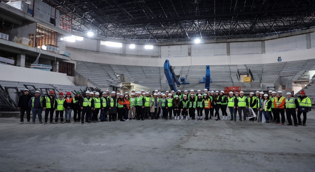 Eczacıbaşı Dynavitli sporcular, yeni salonun inşaatını ziyaret etti