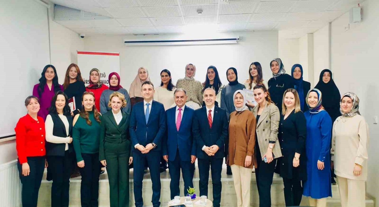 Elazığda öğretmen adayları sertifikalarını aldı