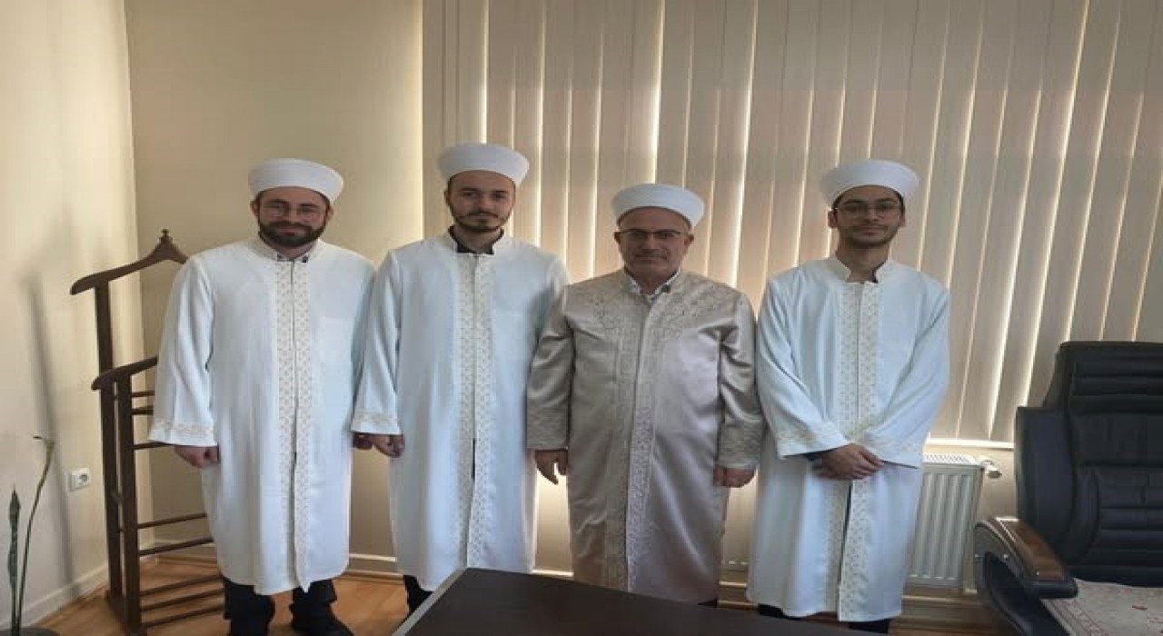 Emette yeni atanan 3 din görevlisine cübbe ve fes giydirildi
