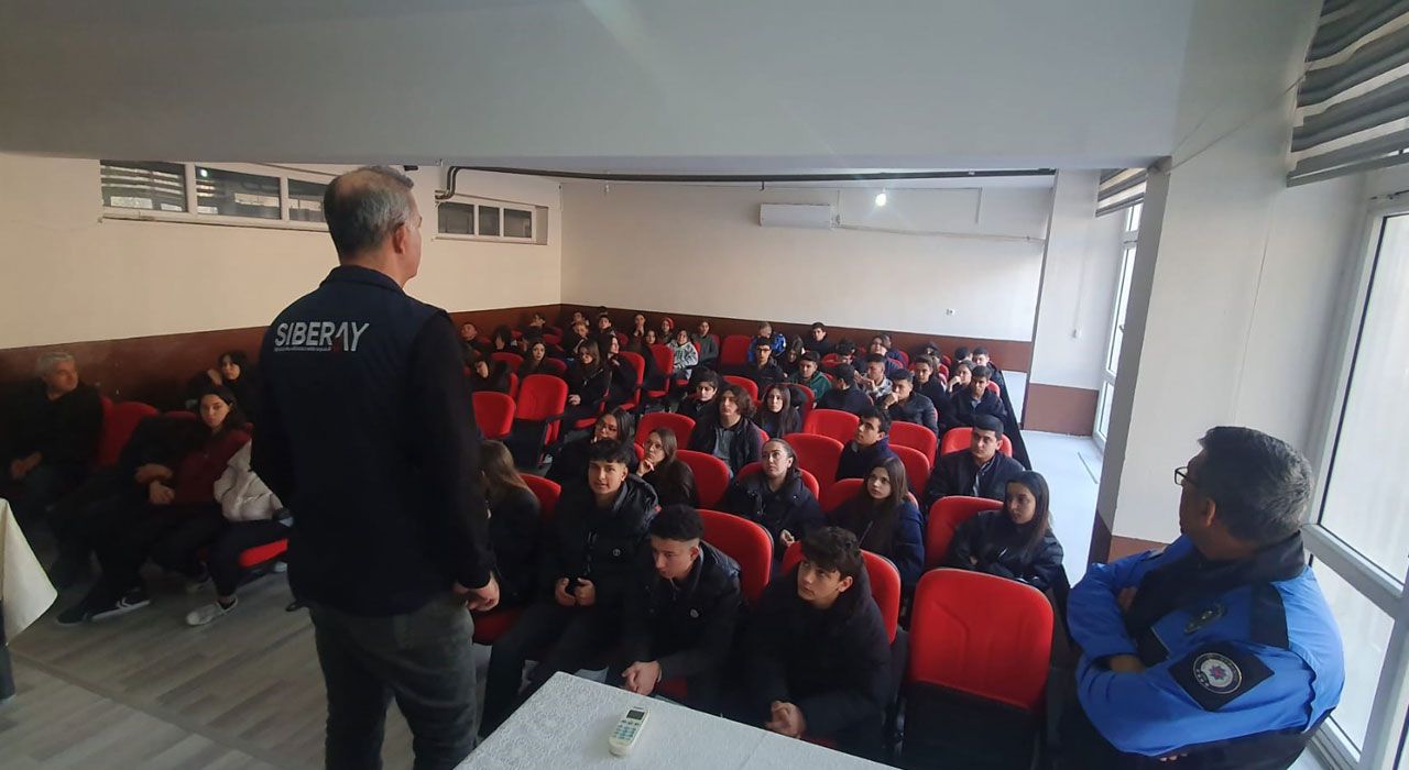 Emniyet, Güvenli İnternet Eğitimlerine Devam Ediyor