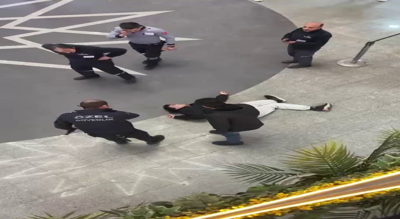 Erzurumda Serra City AVMnin üst katından zemine düşen genç yaralandı