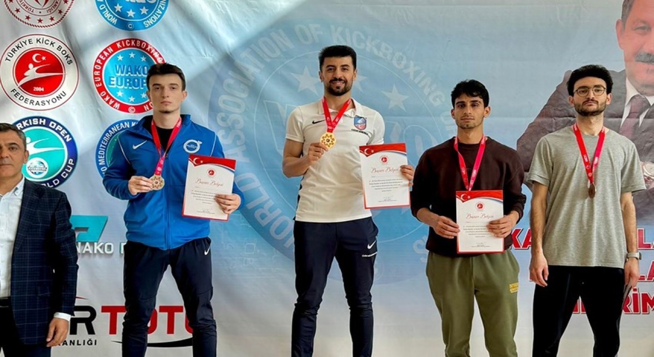 ETÜlü Sporcular Kick Boksta Erzuruma 5 madalya kazandırdı