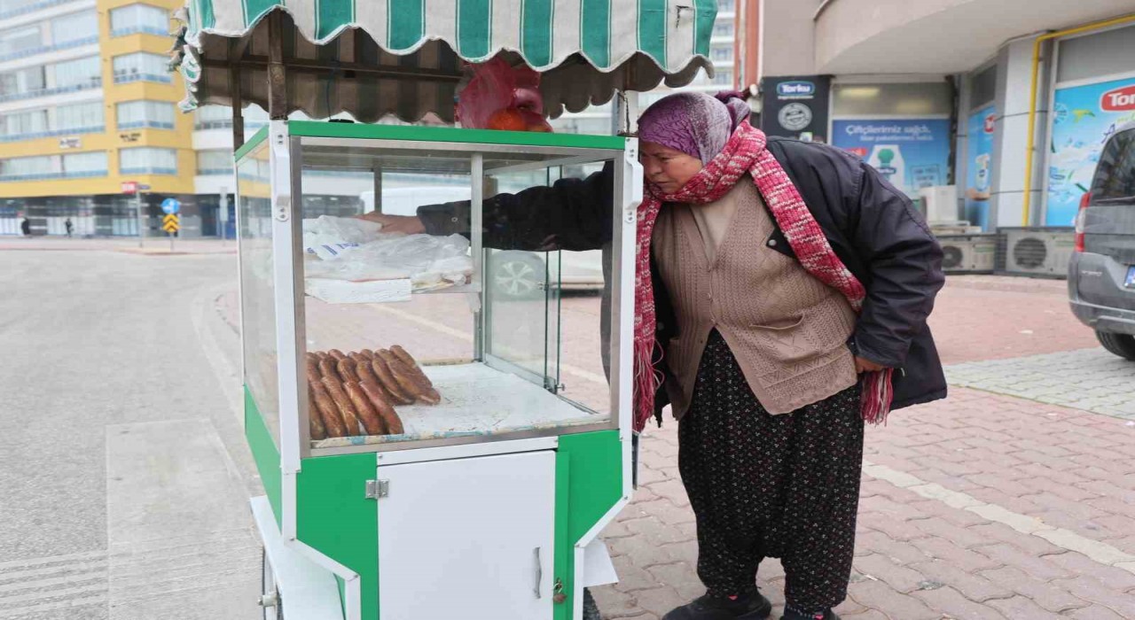 Evin geçimine katkı için başladı, 58 yaşında ‘simitçi teyze oldu