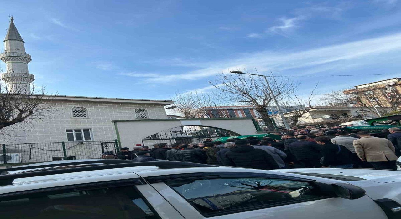 Eyüpsultanda öldürülen aile üyeleri son yolculuğuna uğurlandı