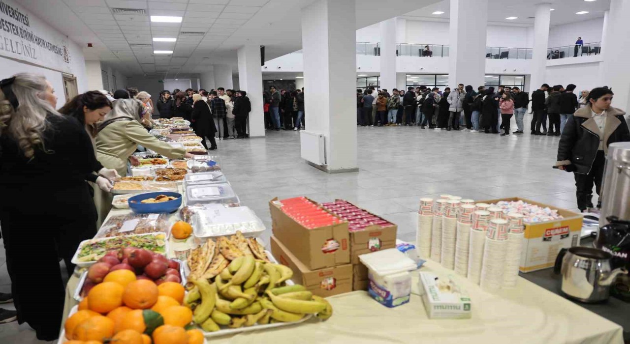 Fırat Üniversitesinden Türkiyeye örnek etkinlik: Sınav haftasında 50 çeşit lezzet, öğrencilere moral oldu