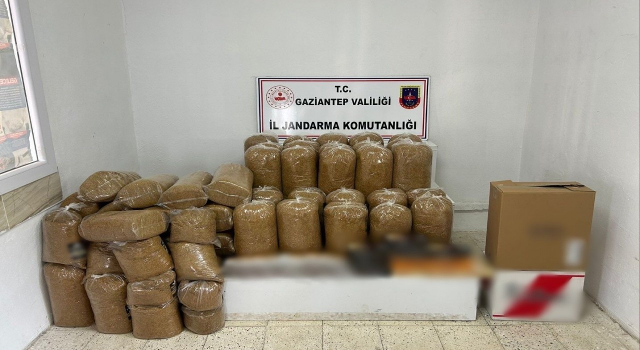 Gaziantepte 1 ton 700 kilo kaçak tütün ele geçirildi: 5 gözaltı