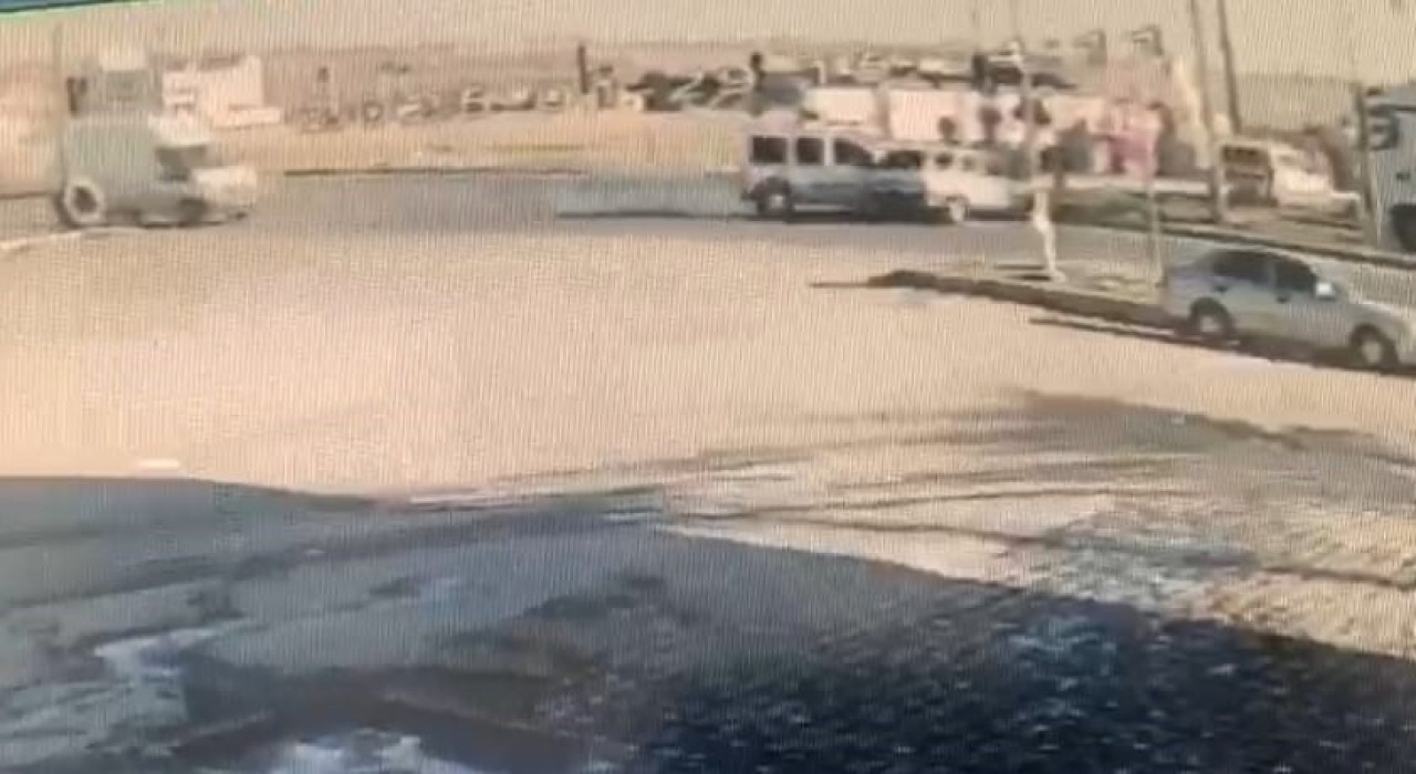 Gaziantepte 2 aracın kavşakta çarpıştığı kaza kamerada: 14 yaralı