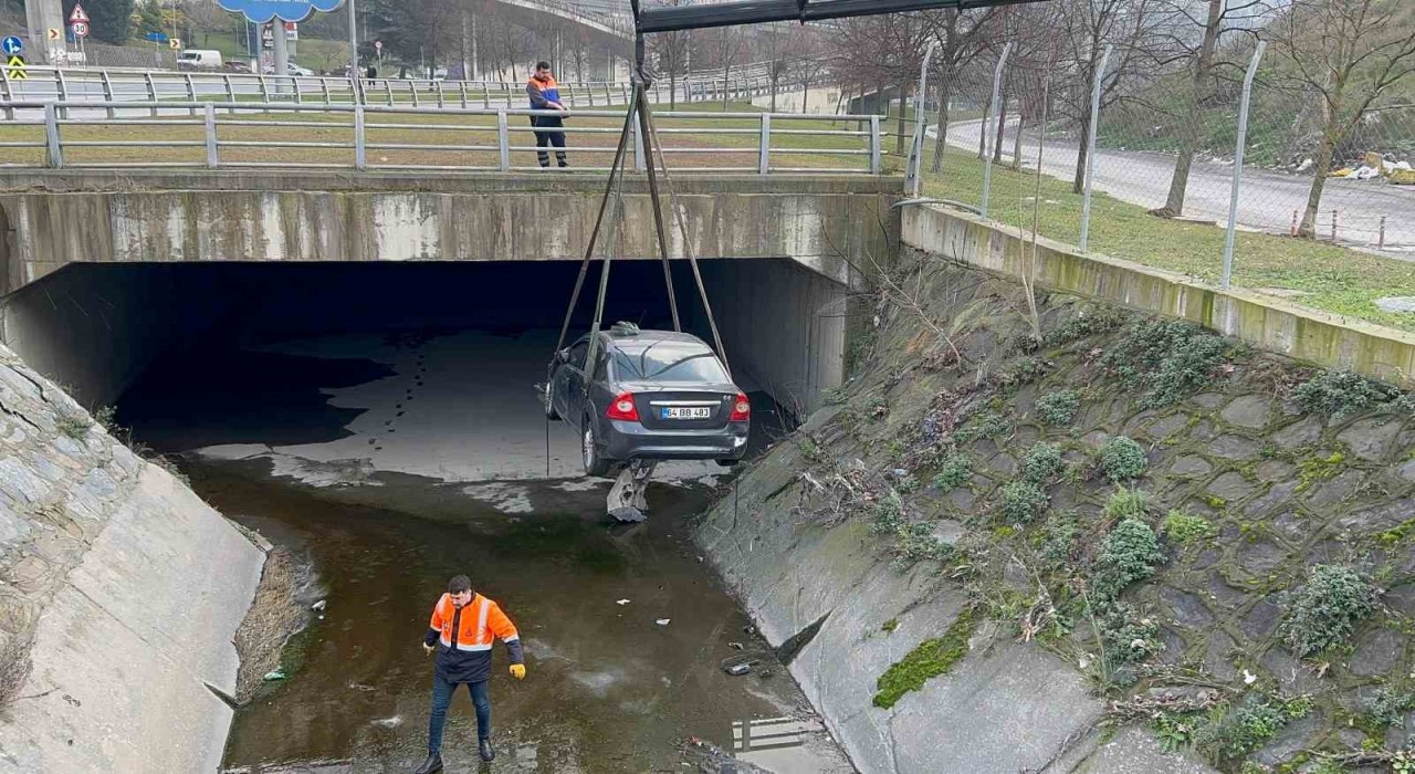 Gaziosmanpaşada baba, oğlunun iki gün önce kaçırdığı otomobiliyle su kanalına uçtu