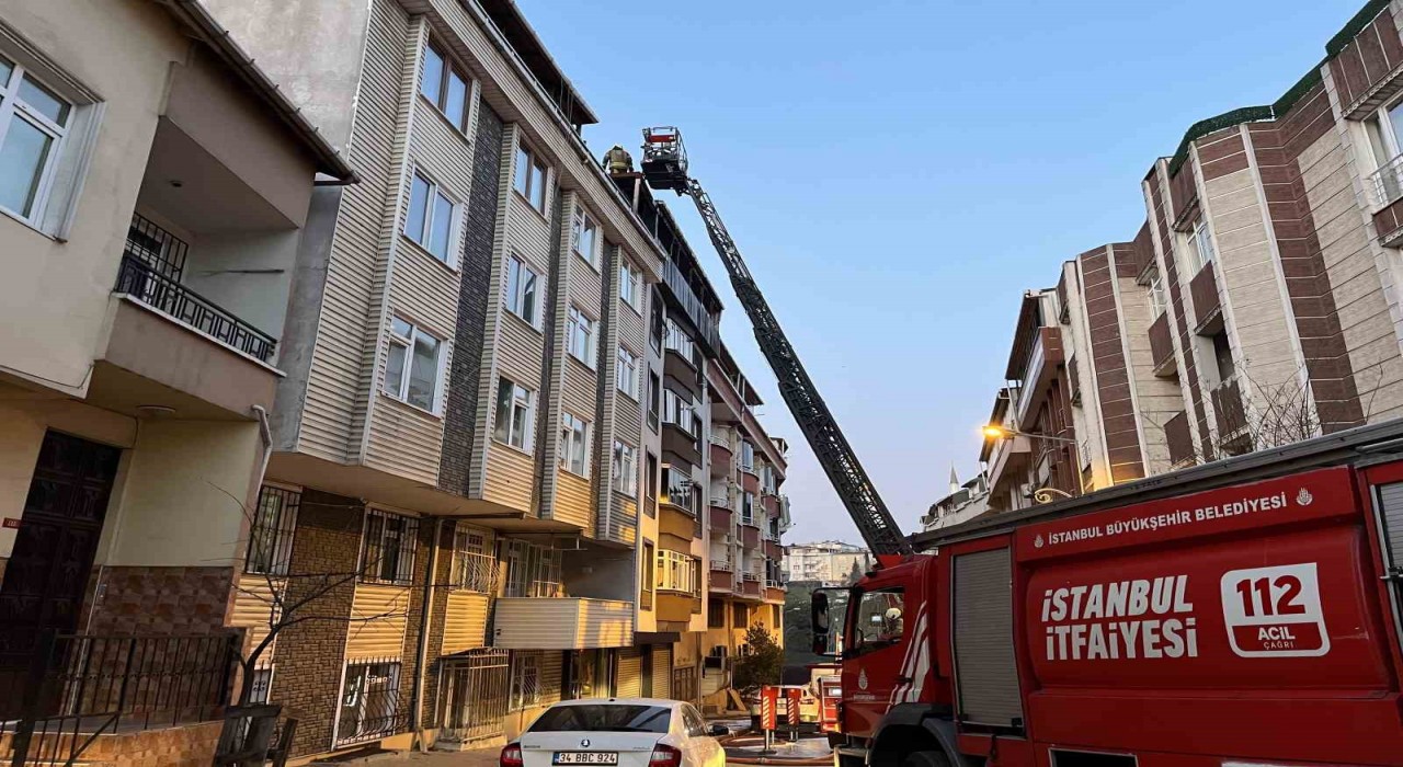 Gaziosmanpaşada binanın çatısı alev alev yandı