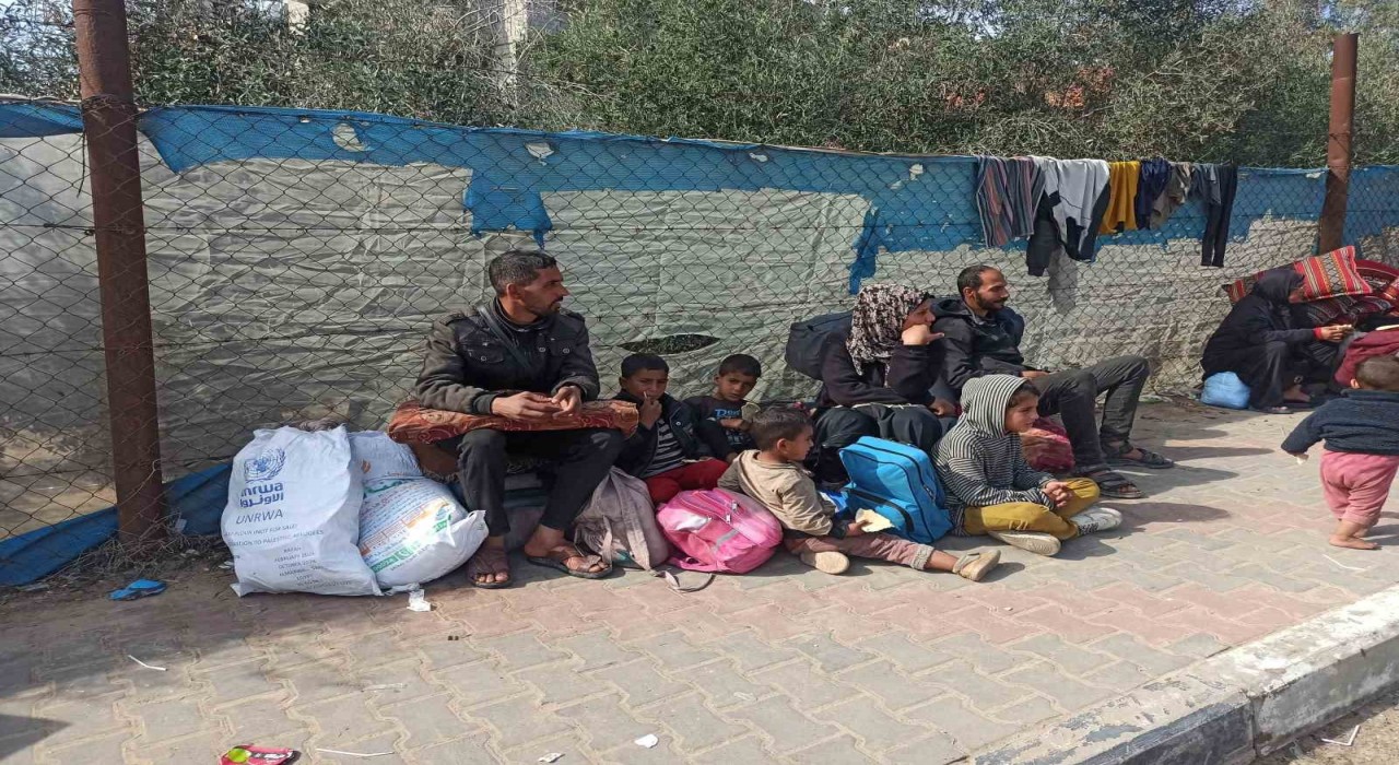 Gazze Şeridinin kuzeyindeki evlerine dönmek isteyen Filistinlilerin bekleyişi sürüyor