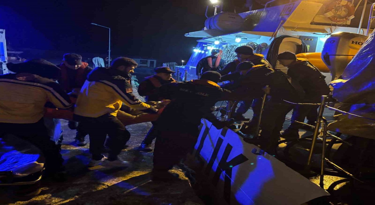 Gökçeadada rahatsızlanan vatandaşın tıbbi tahliyesi Sahil Güvenlik ekiplerince gerçekleştirildi