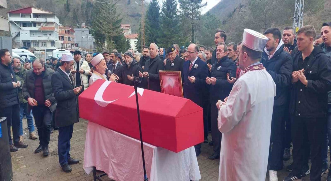 Görevi başında kalp krizi geçiren Uzman çavuş memleketi Giresunda son yolculuğuna uğurlandı