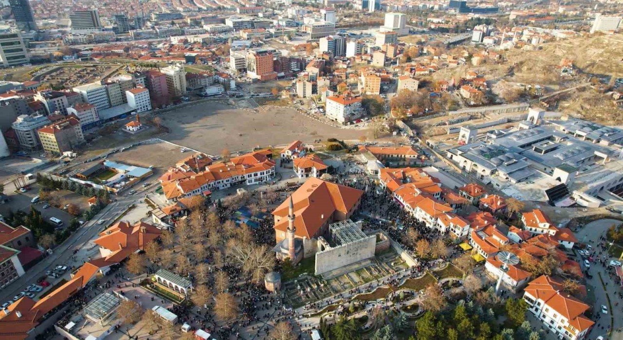 Hacı Bayram-ı Veli Camiinde kandil yoğunluğu havadan görüntülendi