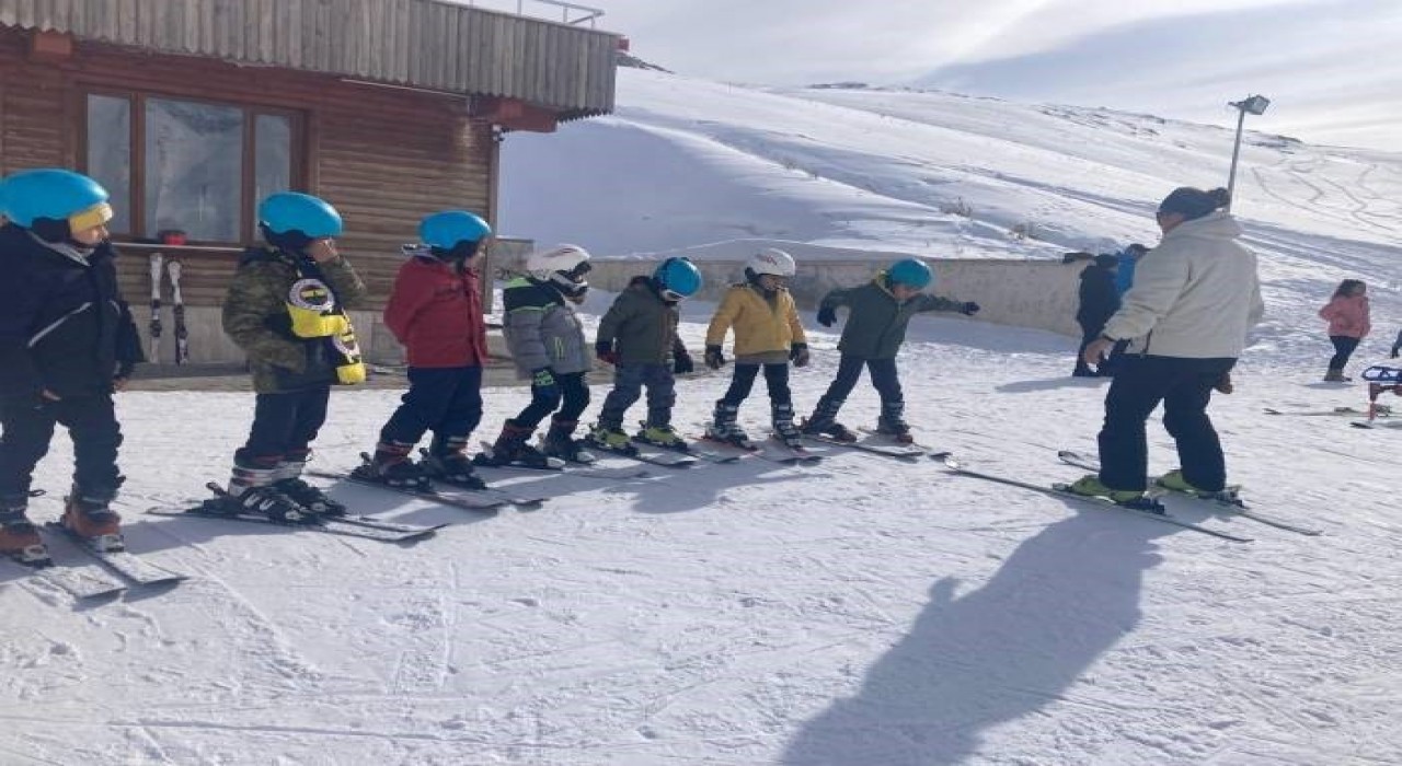 Hakkaride geleceğin kayakçıları yetiştiriliyor