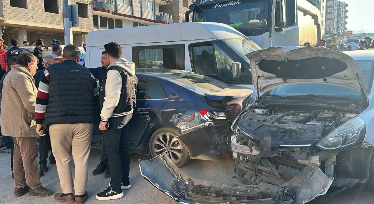 Hatayda freni patlayan hafriyat kamyonu 5 aracı biçti: 2 yaralı