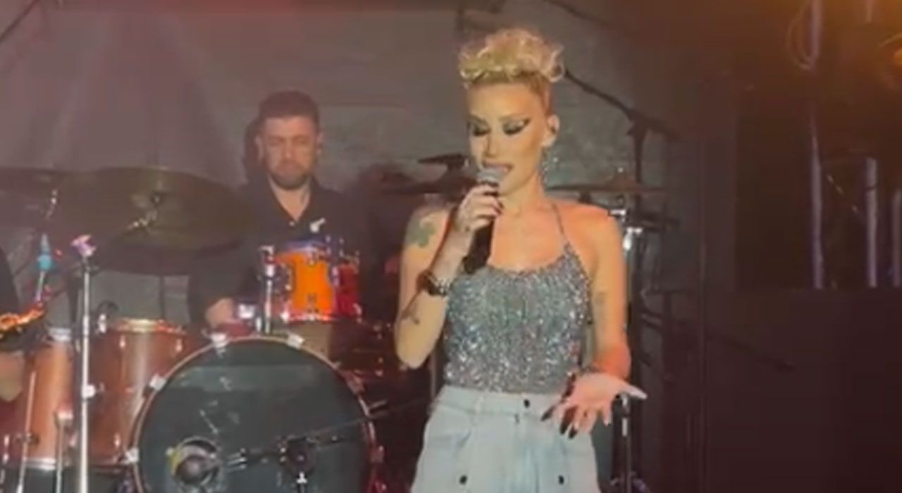 İrem Derici Sahnede Ferdi Tayfur’u Andı