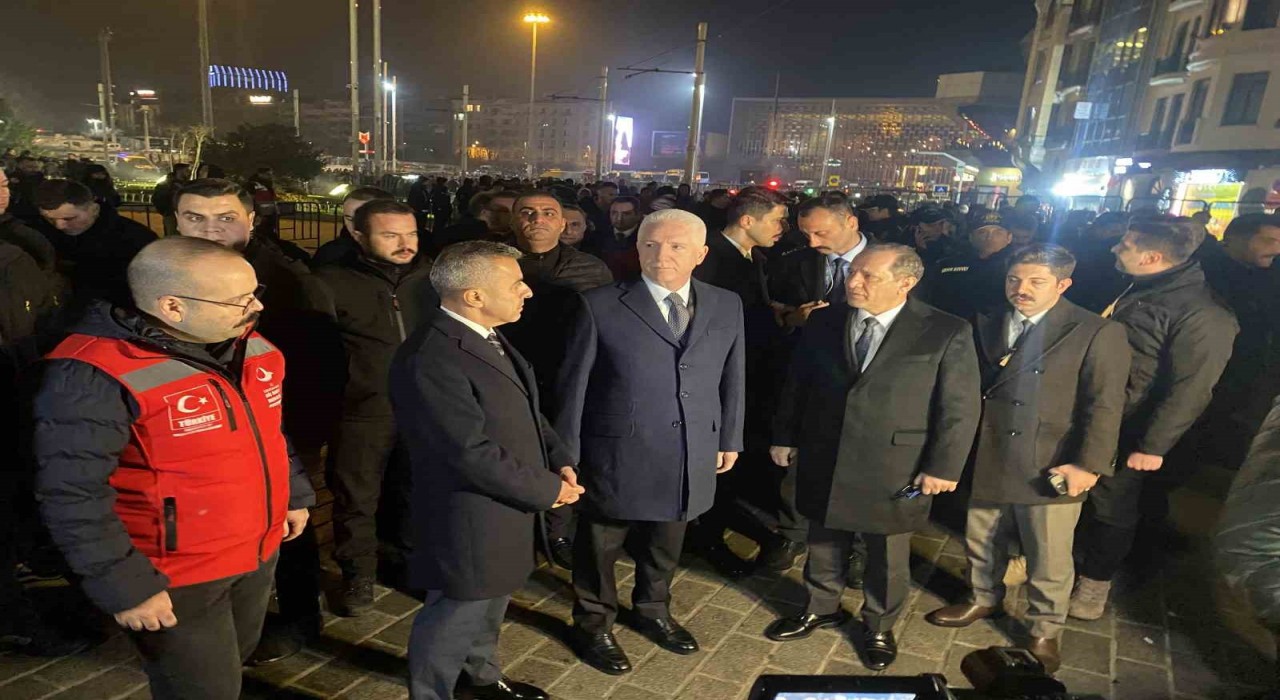 İstanbul Valisi Gül ve İl Emniyet Müdürü Yıldız, Taksimde denetim noktasını ziyaret etti