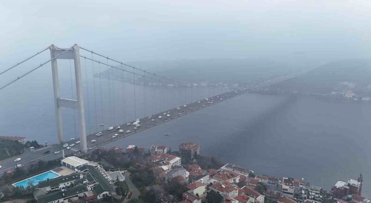 İstanbulda iki yaka arasında sis etkili oldu