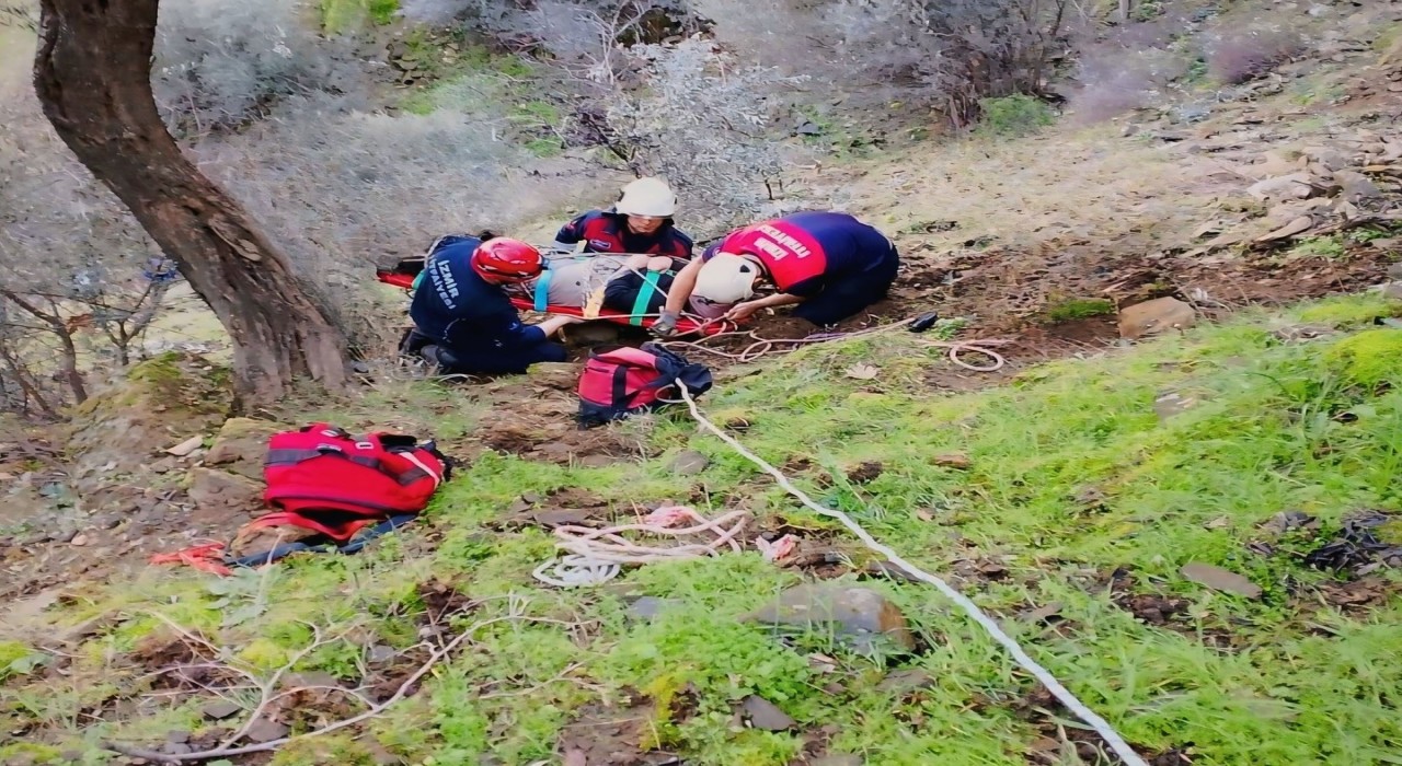 İzmirde düştüğü dik yamaçta mahsur kalan vatandaşı itfaiye kurtardı