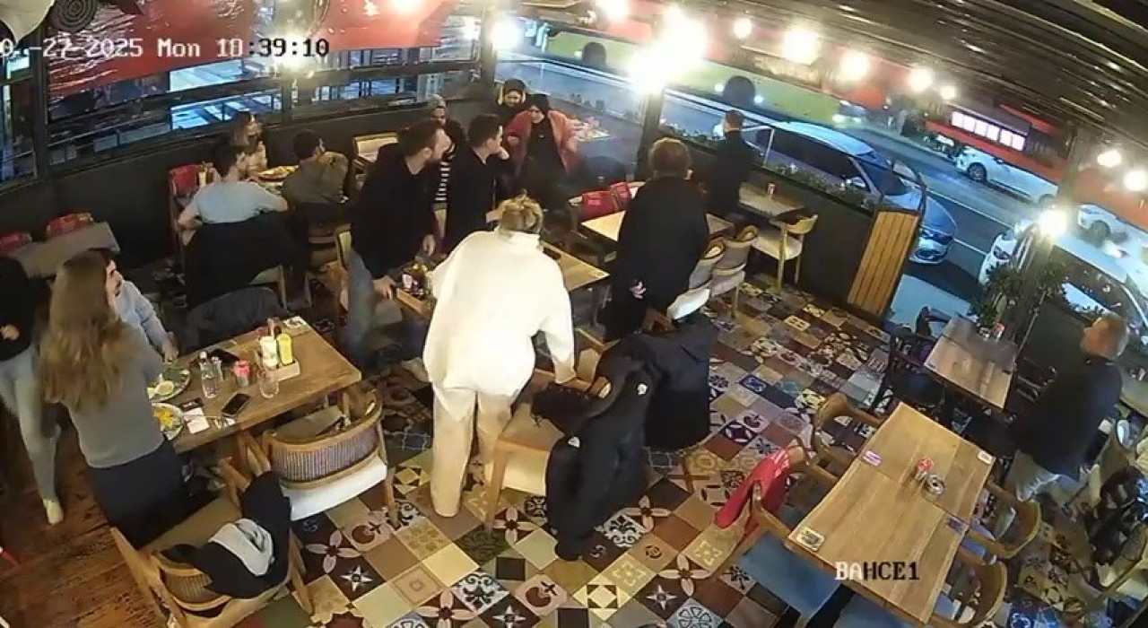 Kadıköyde seyir halindeki araçtan restorana torpil atıldı
