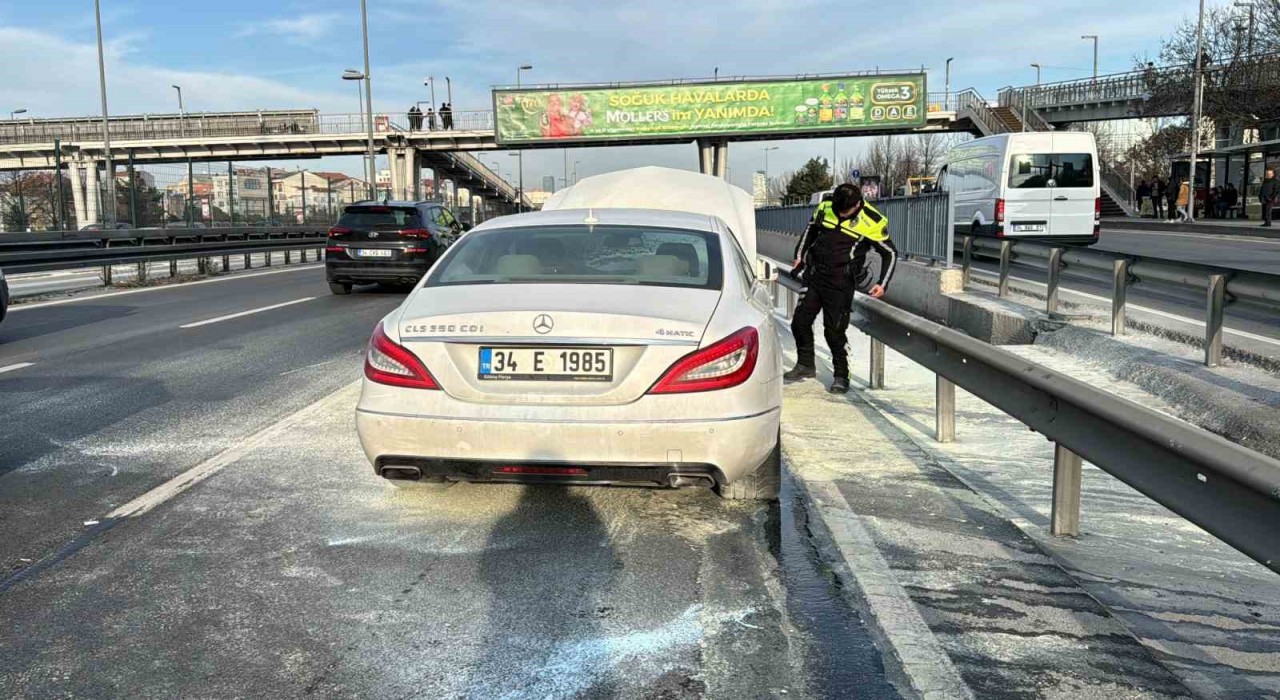 Kağıthanede alevler içinde kalan araca vatandaşlar müdahale etti
