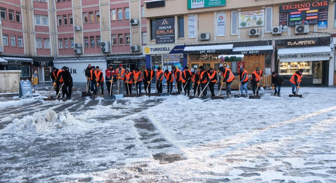Kar yağışının etkili olduğu Erzincanda kar küreme çalışmaları sürdürülüyor
