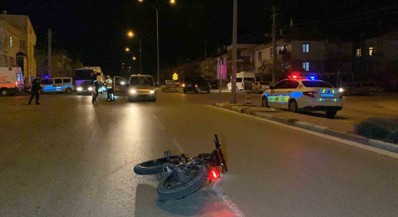 Karamanda hafif ticari araç elektrikli bisiklete çarptı: 2 yaralı